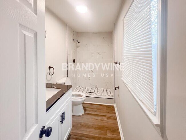 Building Photo - 324 Laurel Ln