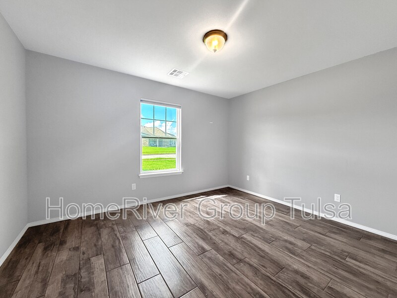 Building Photo - 10213 S 233rd E Pl