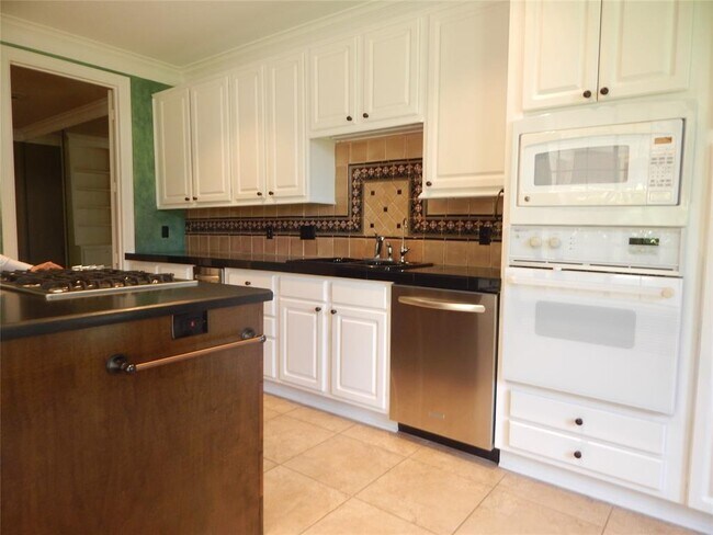 Building Photo - 5583 Beverly Hill St