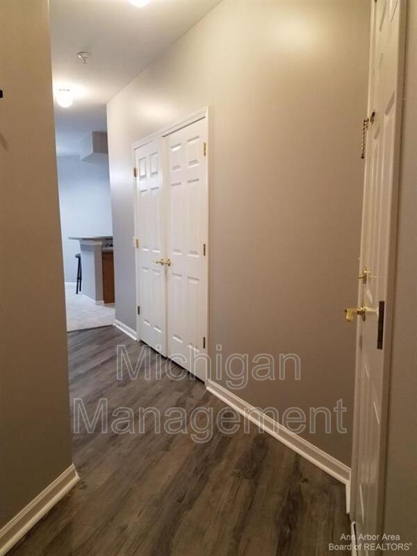 Building Photo - 9521 Lakeside Dr