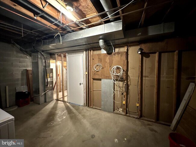 Building Photo - 8121 Fenwick Ct