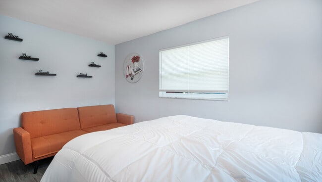 Building Photo - 4960 Viceroy St