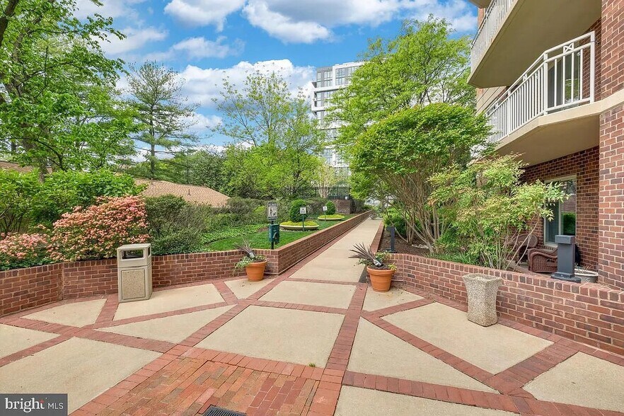 Courtyard - 7500 Woodmont Ave