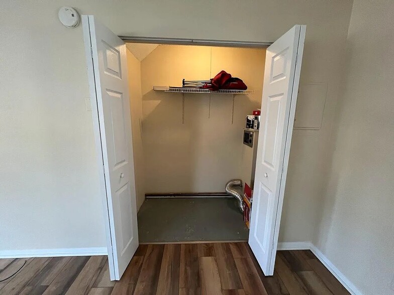 Laundry Hookups - O1 Grandview Dr