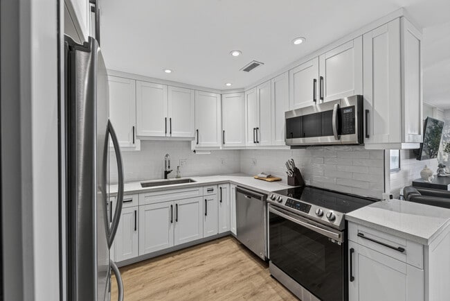 Building Photo - 6515 Bay Club Dr