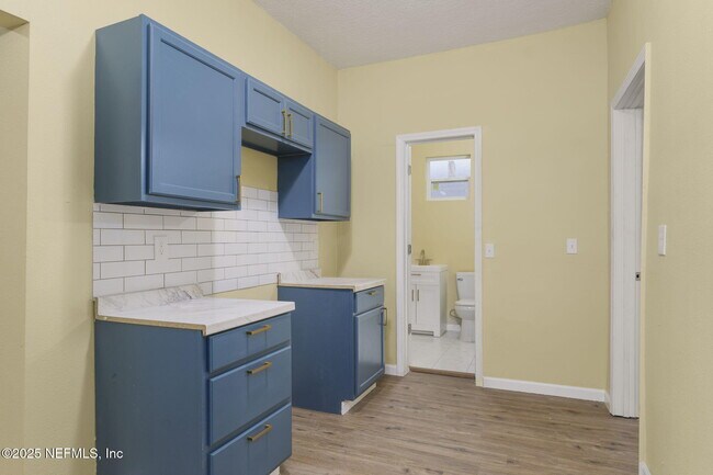Building Photo - 1443 W 22nd St