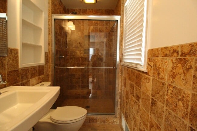 Building Photo - February FREE On This 3 Bedroom 2.5 Bath Home In Overland Park