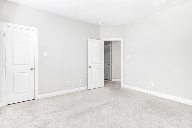 Building Photo - 3613 Gloucester Rd