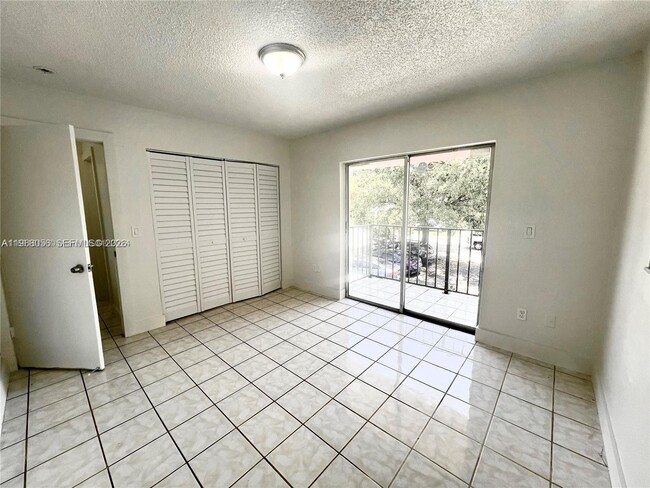 Building Photo - 951 SW 7th St