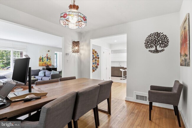Building Photo - 3221 Coquelin Terrace