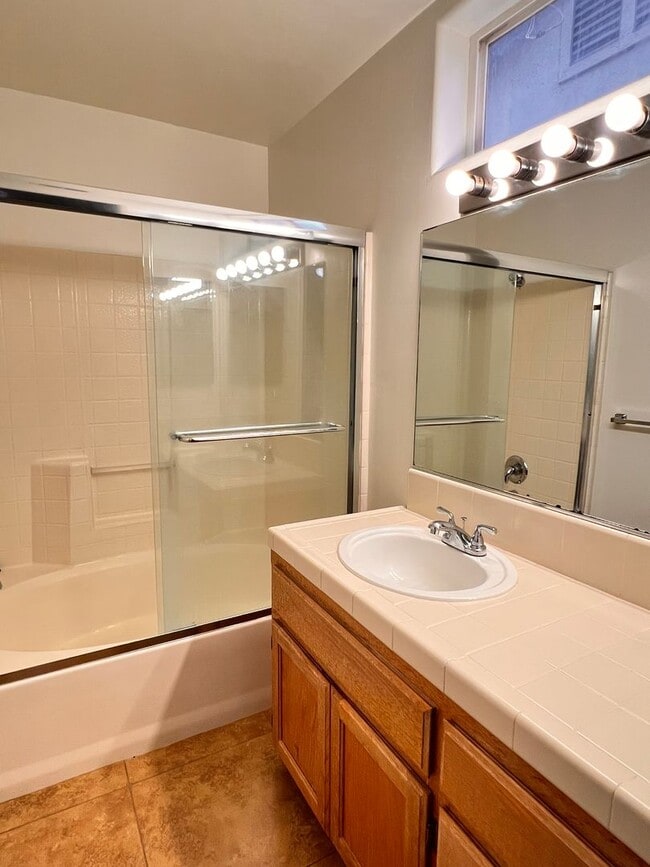 Building Photo - Southwest Bakersfield