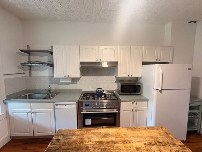 Building Photo - Gorgeous Hampden 2bd/2ba w/ Fin Bsmt, W/D, A/C and more! Available now