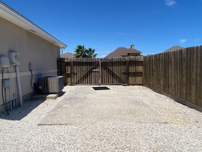 Building Photo - AFFORDABLE ISLAND LIVING!