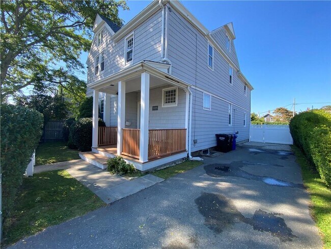 Primary Photo - 8 Morton Ave