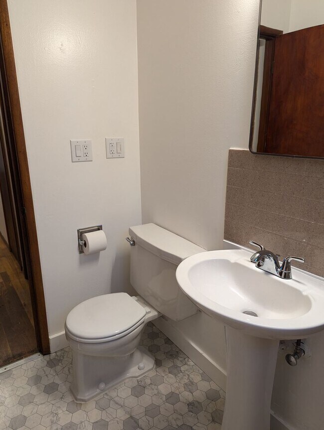 Building Photo - Freshly Updated 3 Bedroom 1 bath Home with Garage, Fenced Yard & Pet Friendly!