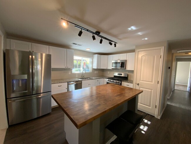 Building Photo - 3 Bedroom Updated Single Story Home Availa...