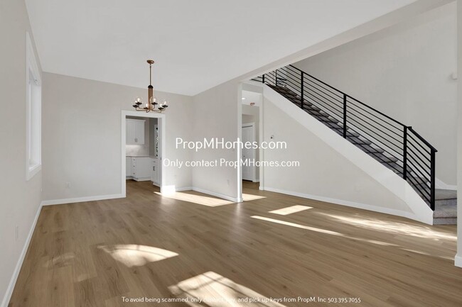 Building Photo - Spacious Light Filled Beautifully Remodele...