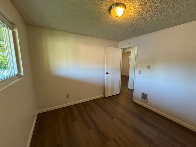 Building Photo - 3 Bedroom House in Waldport!