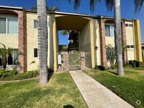 Building Photo - Upgraded 2 bed, 1-1/2 bath Gated Condo in ...