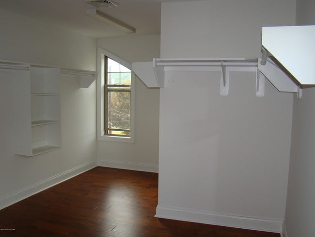 Building Photo - 6 Maple Leaf Dr