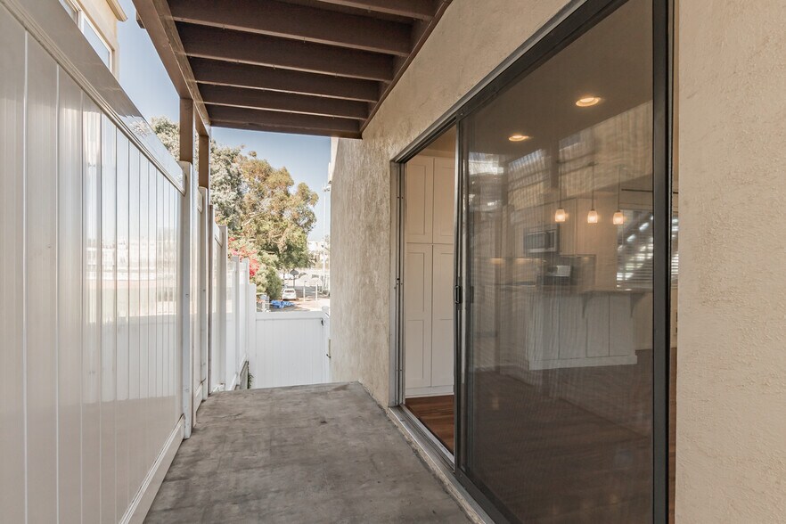 Private Side Yard - 851 Cypress Ave