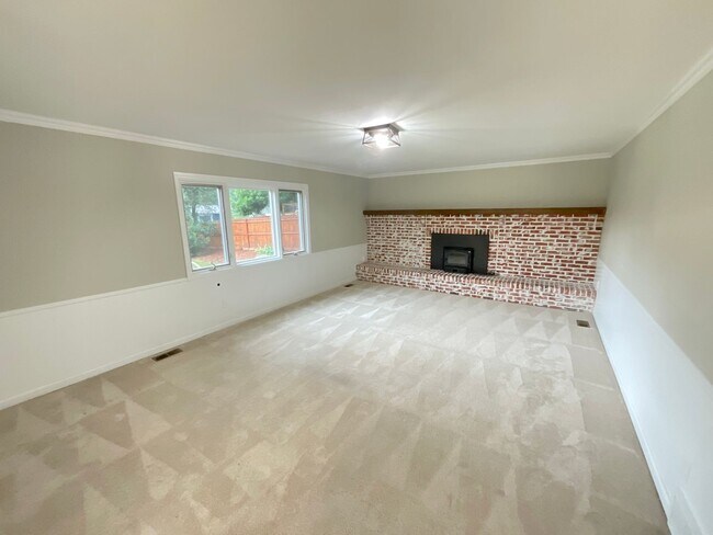 Building Photo - 4 Bedroom Home Available Near S Academy Bl...