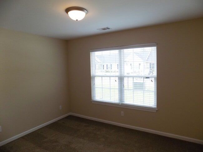 Building Photo - Town Home in Pooler! Move-In Ready