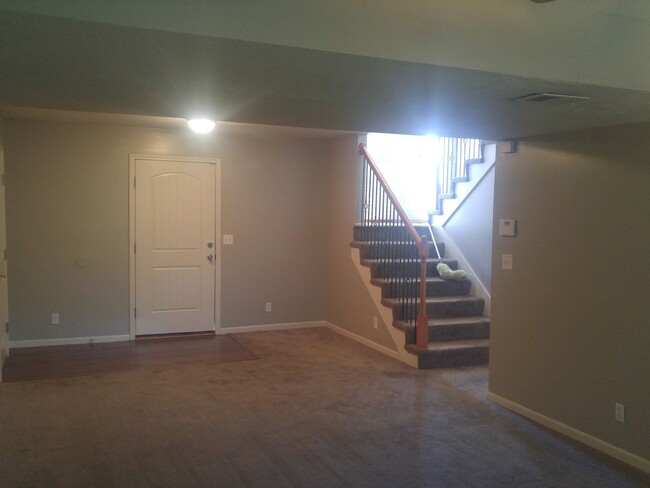 Building Photo - Large 5 bedroom raised ranch