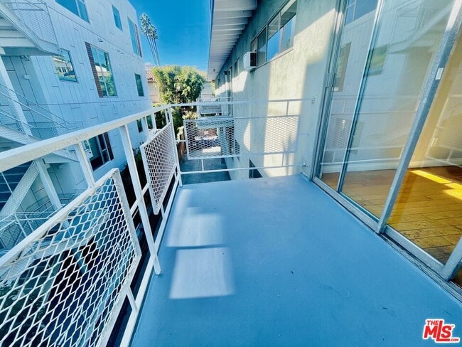 Building Photo - 941 N San Vicente Blvd