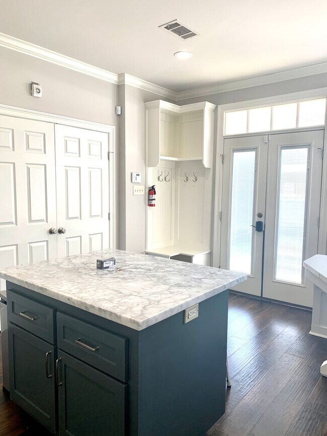 Building Photo - 2BR 2 1/2BA Condominium Denham Springs