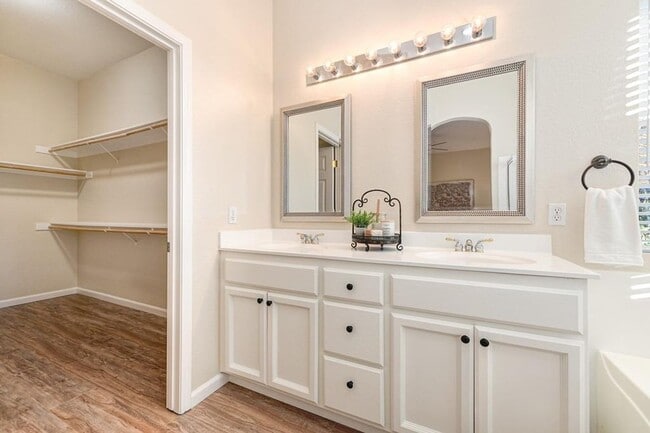 Building Photo - Gorgeous Roseville 4 Bedroom