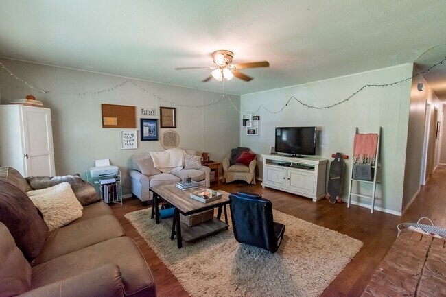 Building Photo - Updated and Spacious 4 Bedroom Home Near UofA! AVAILABLE IN JULY!!