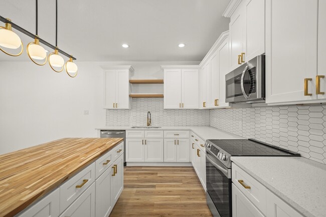 Building Photo - 6206 Lyndhurst Dr