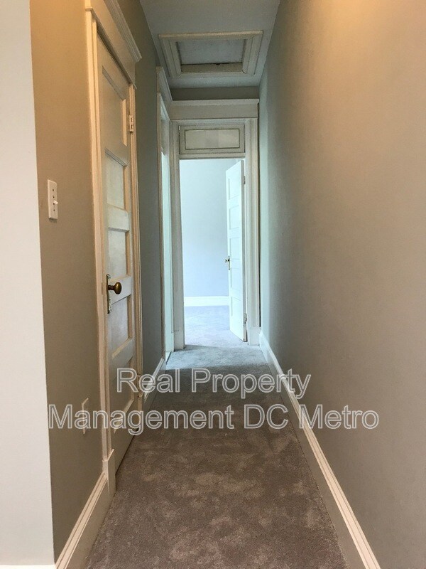 Building Photo - 309 9th St NE