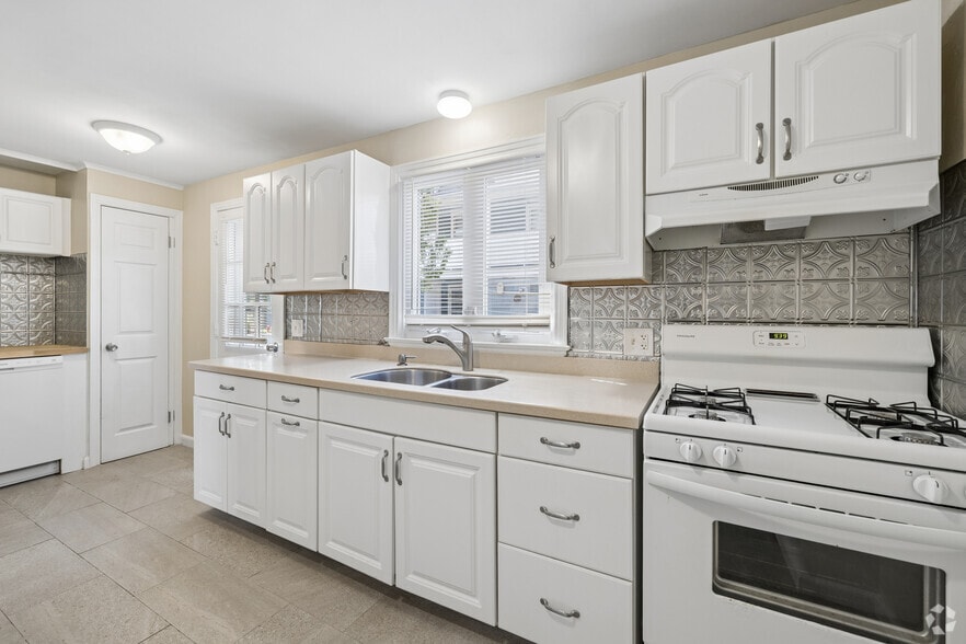 1BR, 1BA - 1,000SF - Kitchen - 1160-1164 Whitney Ave