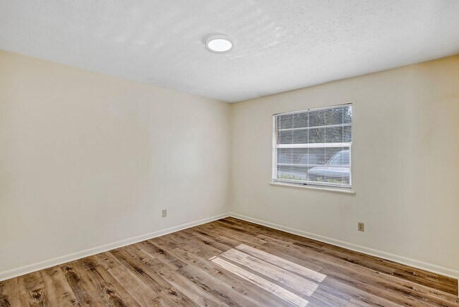 Building Photo - 3800 SE 17th Ct