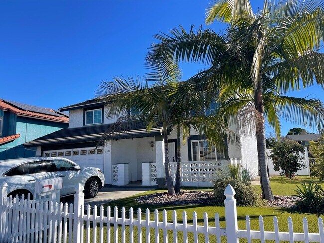 Building Photo - Spacious 5-Bedroom Family Home Available for Long Term Rent!