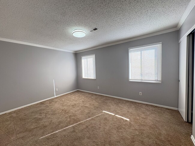 Building Photo - 3 Bedroom, 2.5 Bathroom Condo in High Point!