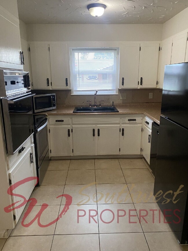 Building Photo - 4-Bedroom home in a quiet neighborhood