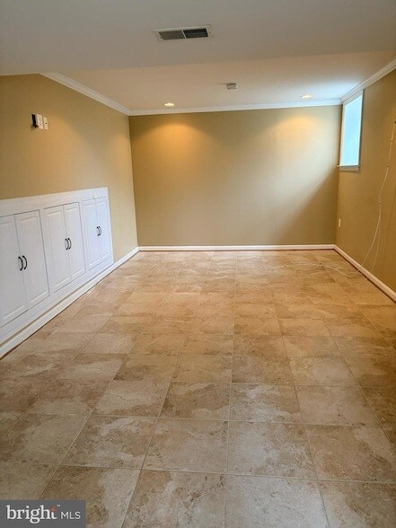 Building Photo - 8050 Settle Ct