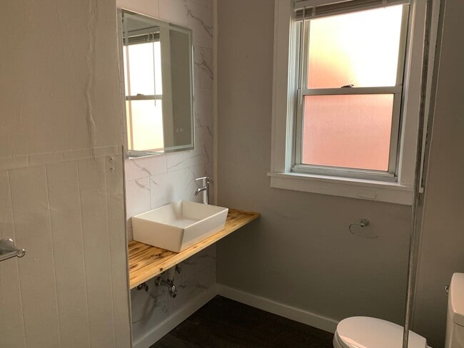 Building Photo - 2 bedroom 1 bath with laundry