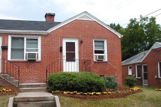 Building Photo - Adorable 1 Bedroom Apt / 1 Block to Duke!