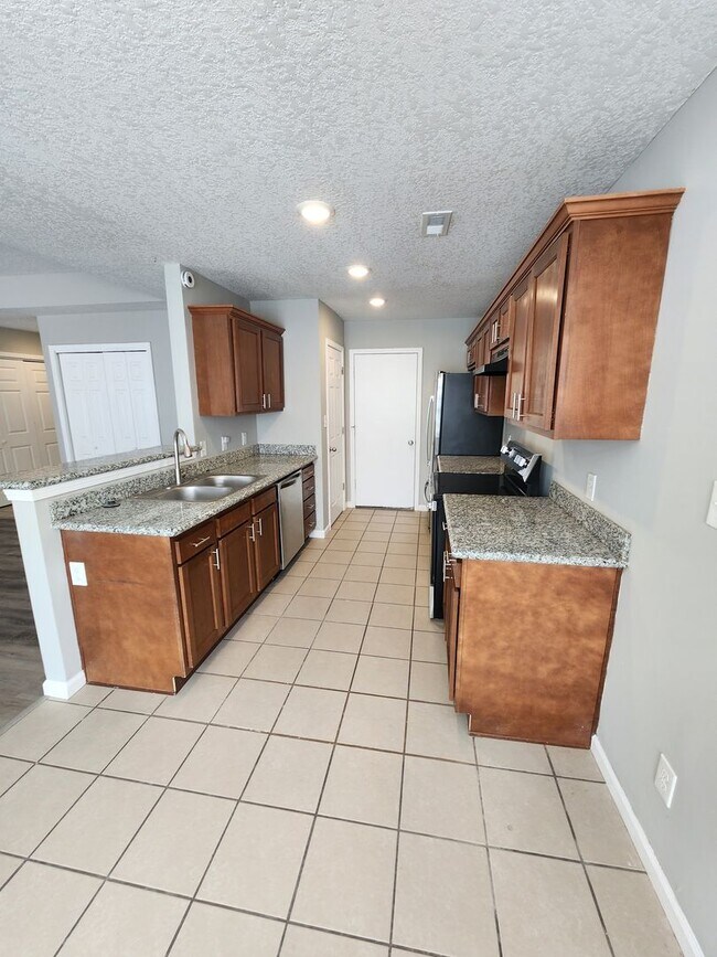 Building Photo - 7110 SW Greenview Dr
