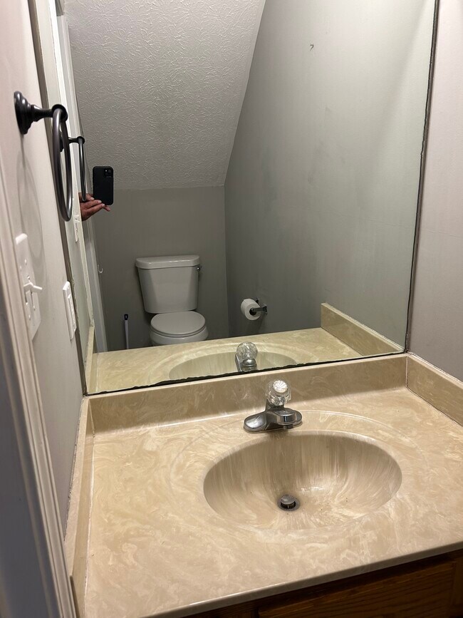 Building Photo - 110 Creekwood Ave