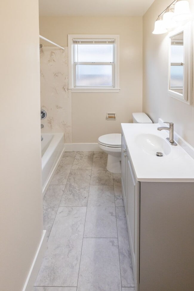 Building Photo - 600 S Idaho St