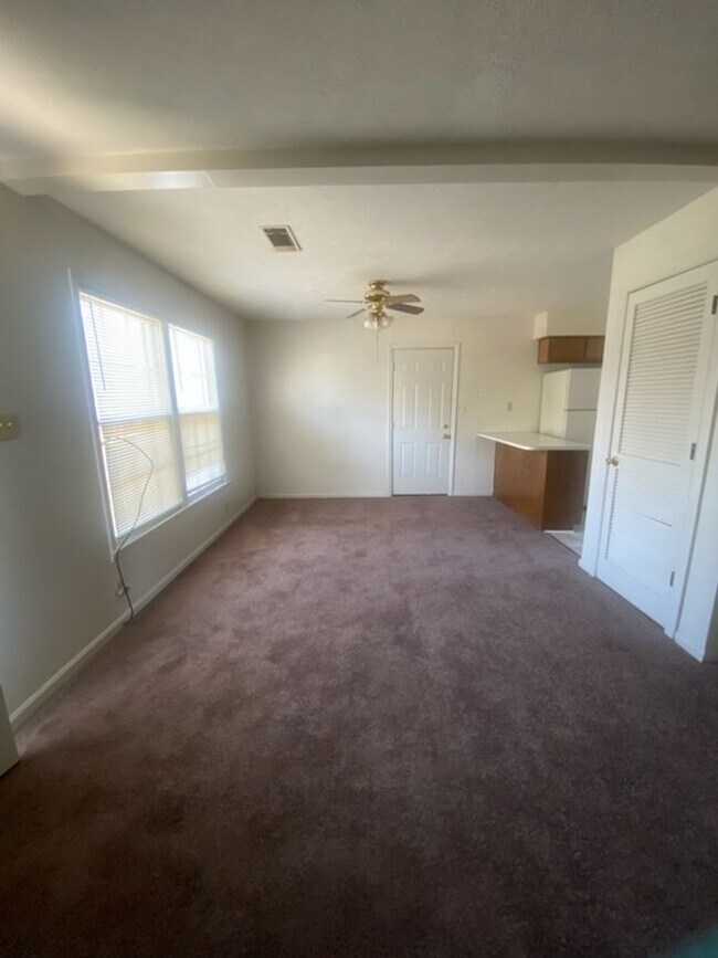 Building Photo - 2339 Schaul St