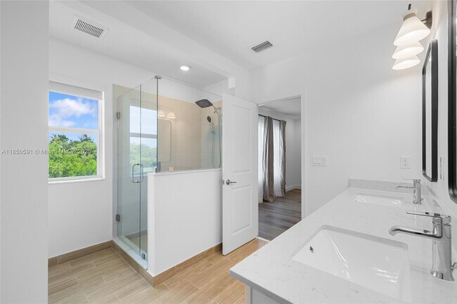 Building Photo - 4048 Veleiros Ave