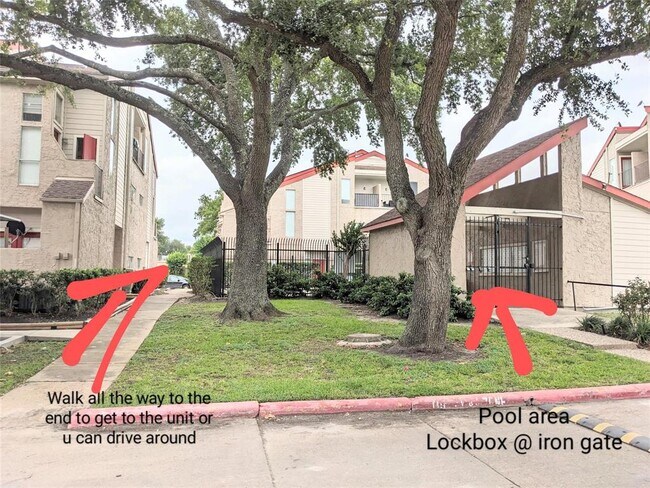 Building Photo - 10855 Meadowglen Ln
