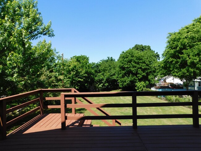 Building Photo - Cute 2 Bedroom 1 Bath House with Great Bac...
