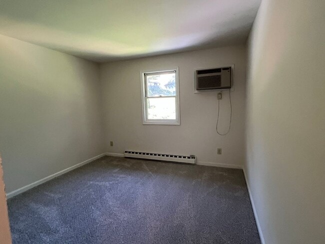 Building Photo - Spacious 3BR Townhome - LOTS OF ROOM!!! - ...